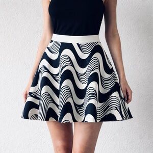 Stylish Zeki Moda black & white mini skirt 🤍🖤